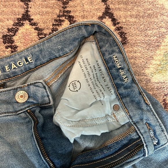 DISTRESSED AMERICAN EAGLE MOM JEAN IN SIZE 2 - EXTRA SHORT LENGTH - Picture 3 of 4